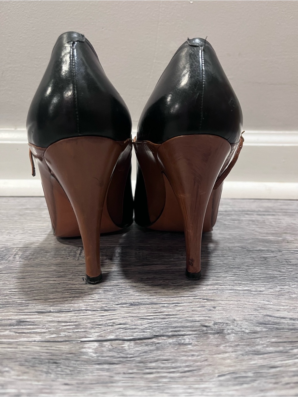 RARE Vintage Halston black and cognac leather ankle strap heels in a two-tone - Picture 6 of 10
